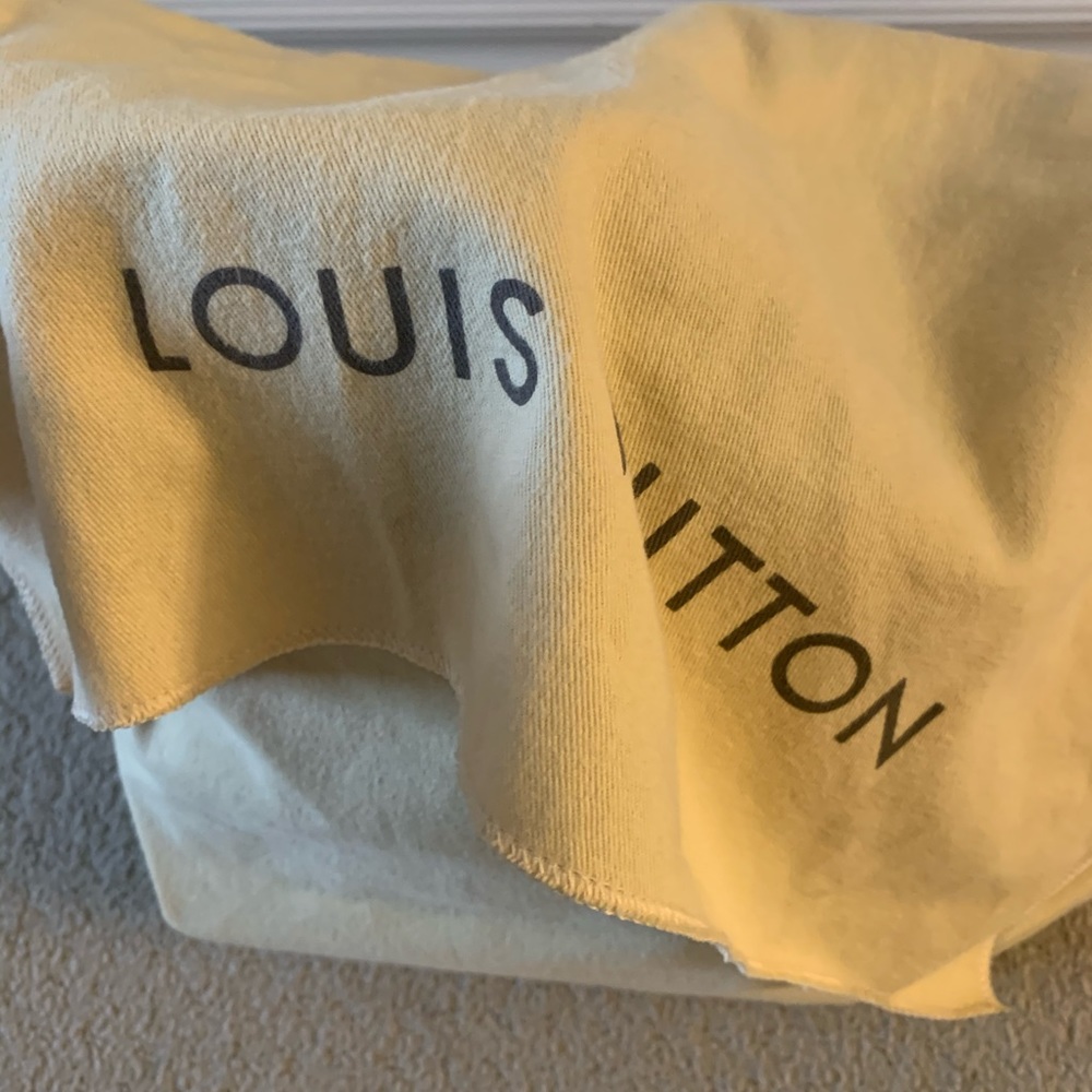 Louis Vuitton hand bag one of the zipper is broke